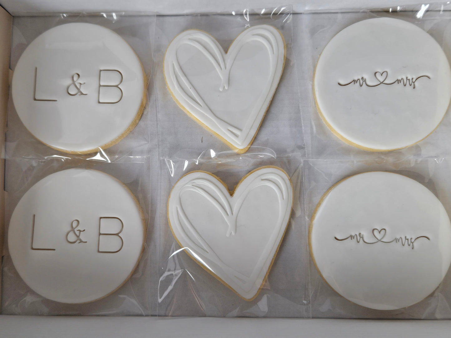 Mr & Mrs (cursive)